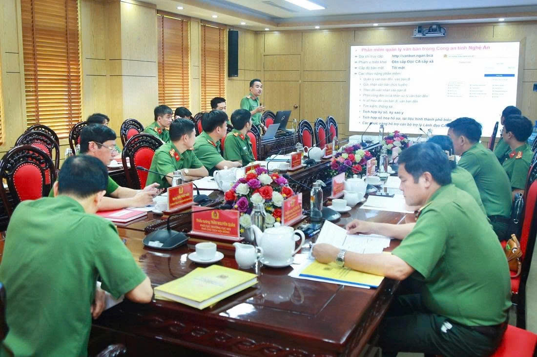 Thượng tá Trần Huy Quang, Đội trưởng Đội Công nghệ thông tin Phòng Tham mưu thuyết trình sáng kiến CCHC tại buổi họp, đánh giá tổ chức xét, đề nghị công nhận sáng kiến cải cách hành chính cấp Bộ năm 2025.