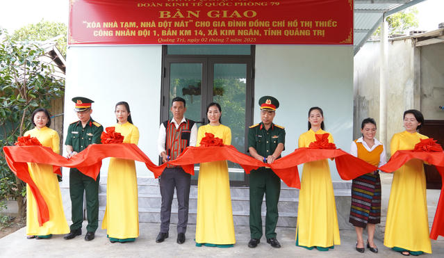 Bàn giao nhà ở cho công nhân người Bru-Vân Kiều tại Quảng Trị