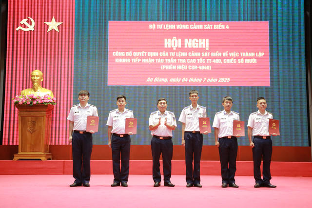 Công bố Quyết định và giao nhiệm vụ cho khung tàu CSB-4040 Công bố Quyết định và giao nhiệm vụ cho khung tàu CSB-4040