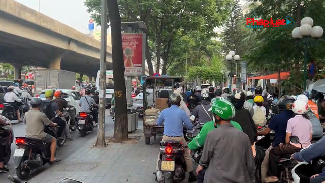 Hà Nội - Nhiều xe máy vi phạm, ngang nhiên đi lên vỉa hè vào giờ cao điểm Hà Nội - Nhiều xe máy vi phạm, ngang nhiên đi lên vỉa hè vào giờ cao điểm