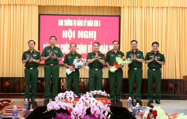 Quân khu 5 bàn giao chức vụ Chính ủy Sư đoàn 307 Quân khu 5 bàn giao chức vụ Chính ủy Sư đoàn 307