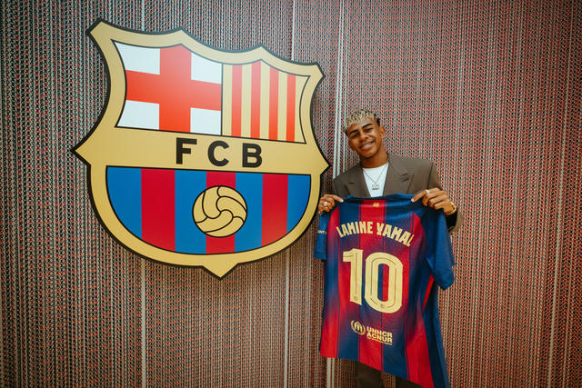 Lamine Yamal mang áo số 10 huyền thoại của Barcelona Lamine Yamal mang áo số 10 huyền thoại của Barcelona