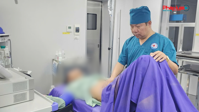 Quảng Ninh: Vượt bão cấp cứu bệnh nhân viêm ruột thừa tại đảo Quan Lạn