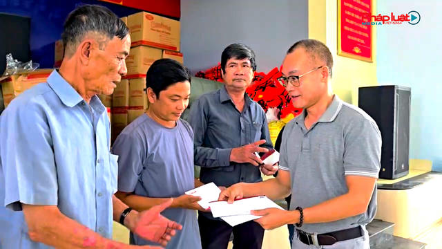 Báo Pháp luật Việt Nam trao gần 300 triệu đồng hỗ trợ người dân vùng lũ Huế