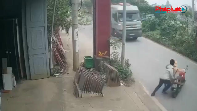 Người đàn ông đẩy cảnh sát giao thông vào đầu xe tải 