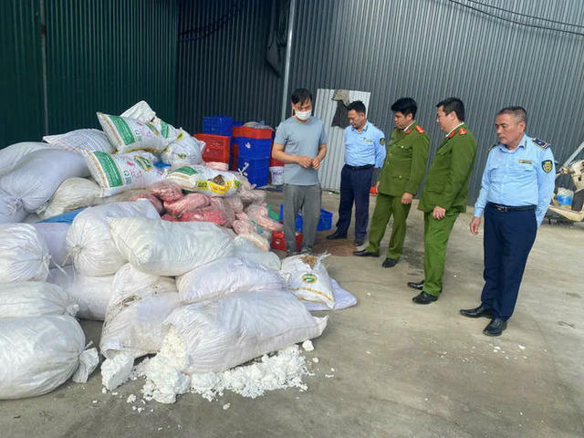 Phát hiện, xử lý hơn 2 tấn thực phẩm không hóa đơn, không bảo đảm an toàn