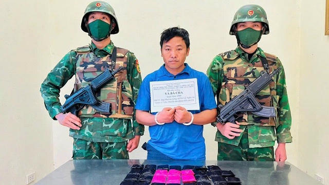 Điểm tin Pháp luật 26/12: Bắt giữ đối tượng vận chuyển 6.000 viên ma túy tại Nghệ An