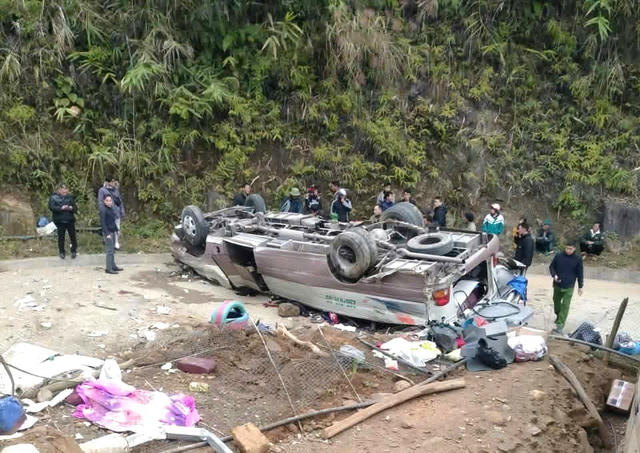 Lật xe chở đoàn từ thiện ở Lào Cai, ít nhất 7 người tử vong, nhiều người bị thương