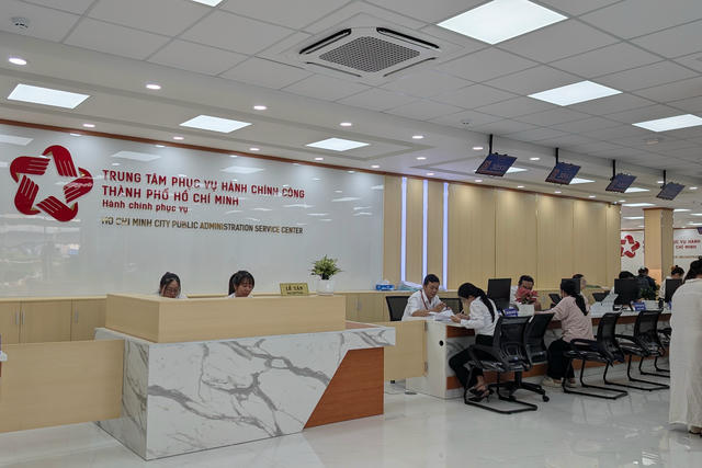 Ngày đầu vận hành Trung tâm Phục vụ hành chính công TP HCM