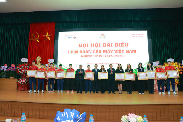 20 cá nhân là huấn luyện viên, vận động viên đội tuyển Cầu mây quốc gia được trao tặng Huân chương Lao động
