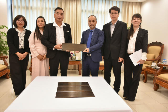 Trao Biển đồng gắn bia tưởng niệm những người Việt Nam đầu tiên đặt chân đến Vanuatu