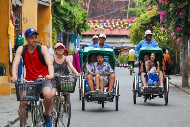 Phạt tới 40 triệu đồng doanh nghiệp lữ hành có du khách trốn ở lại Việt Nam