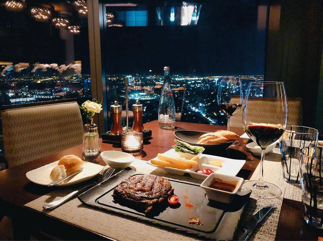 Thói quen ăn uống nửa đầu năm 2025: Ăn trưa 'cân đối', ăn tối 'bung lụa', không tiếc tiền cho trải nghiệm cao cấp 