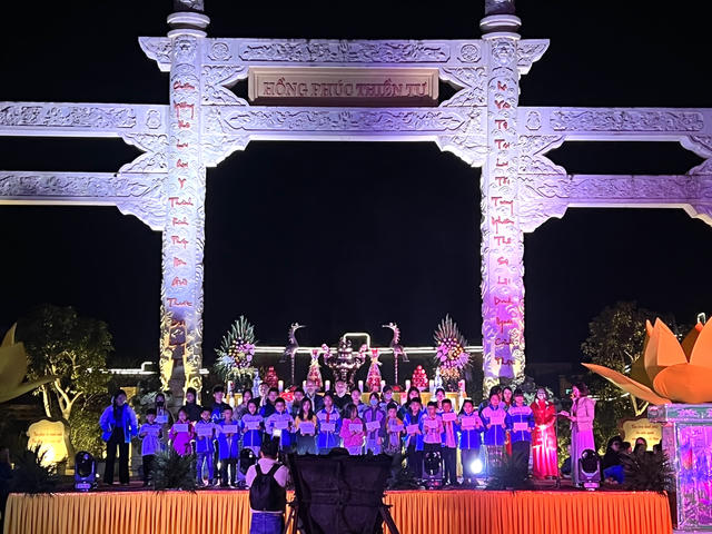 Chùa Hồng Phúc trao quà cho 215 học sinh, sinh viên khó khăn
