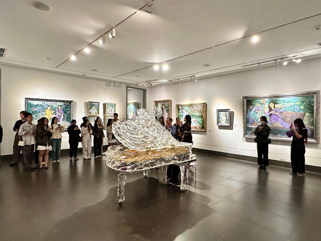 Triển lãm tranh 'Mộng giữa chiều hoa' của họa sĩ Lê Trang