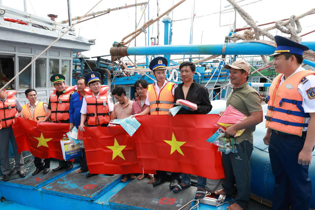 Những con tàu nơi tuyến đầu gửi niềm tin về Đại hội XIV của Đảng