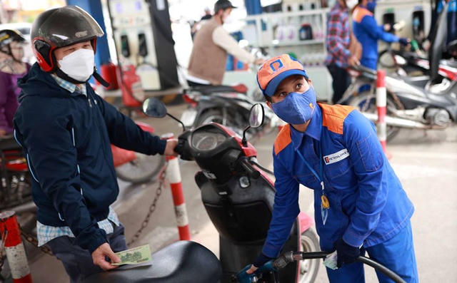 Giá xăng giảm, giá dầu tiếp tục đi lên từ 15h chiều nay