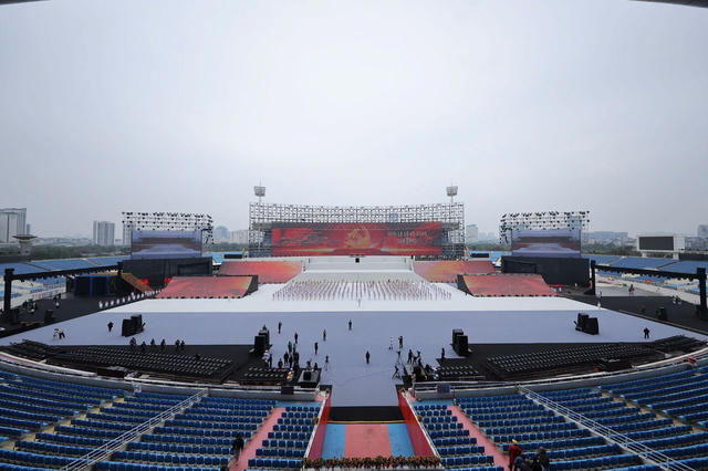 Lần đầu tiên pháo hoa bắn liên tục từ đầu đến cuối concert quốc gia ở Mỹ Đình tối nay