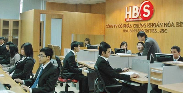 Chứng khoán Hòa Bình (HBS): Bị VSDC khiển trách vì nợ phí lưu ký, hoạt động mua bị đình chỉ