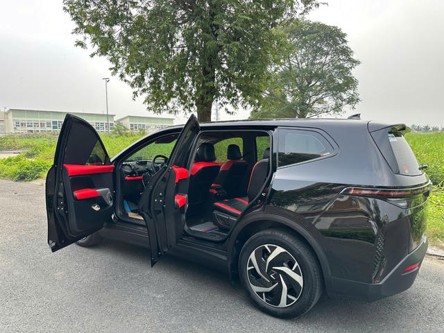 Chủ xe Limo Green: 'Chi phí nhiên liệu, bảo dưỡng chỉ như xe máy, khách lên xe ai cũng khen'