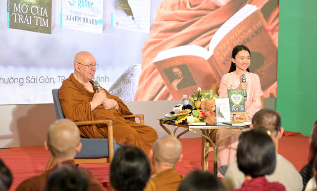 Thiền sư Ajahn Brahm lần đầu giao lưu cùng độc giả Việt Nam