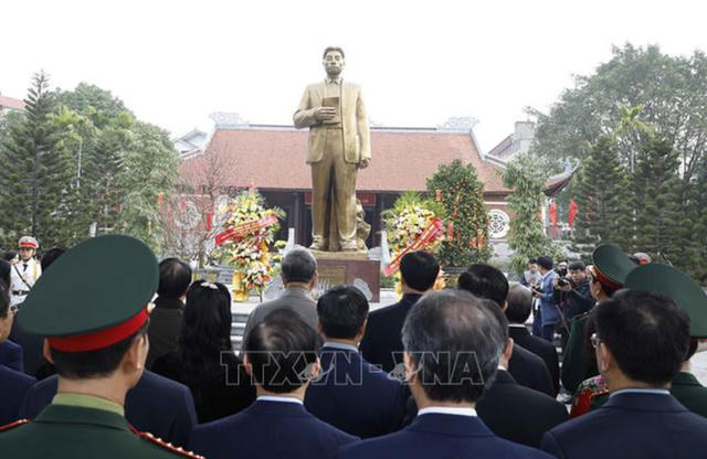 Tổng Bí thư Tô Lâm dâng hương tưởng niệm các đồng chí lãnh đạo tiền bối