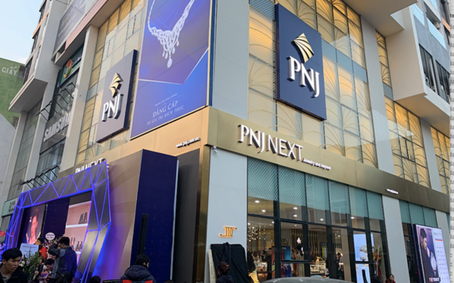 Vàng bạc Đá quý Phú Nhuận (PNJ): Quỹ ngoại xả hàng, doanh thu sụt giảm gần 8% trong năm 2025