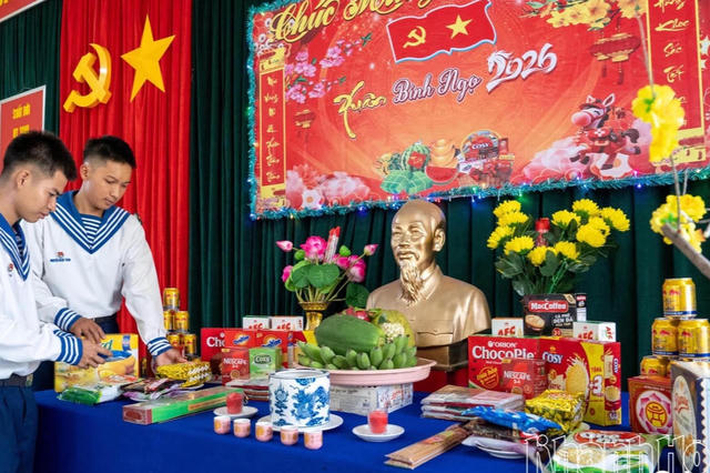 Những chuyến tàu mang mùa xuân ra đảo