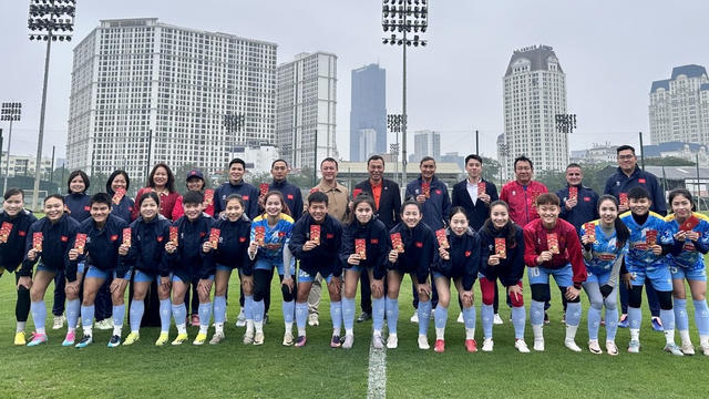 Đội tuyển nữ Việt Nam tập luyện giữa Tết