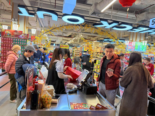 Mùng 5 Tết: Thị trường “vào guồng”, hàng hóa dồi dào, giá ổn định