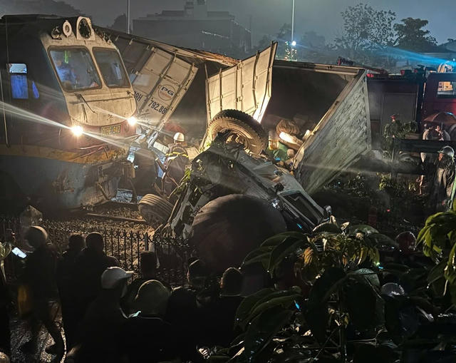 Hà Nội: Tàu hỏa SE3 hất văng xe tải, lật đường ray, một người tử vong