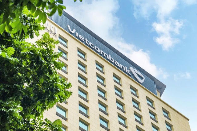 Lãnh đạo Vietcombank (VCB) liên tiếp gom cổ phiếu giữa lúc lợi nhuận giữ vững ngôi vương