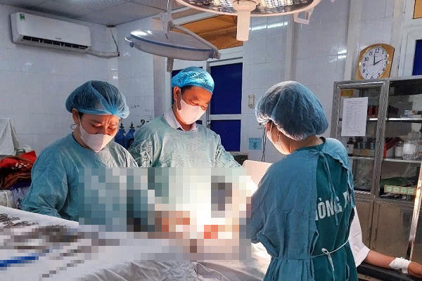 Phẫu thuật thành công khối u nặng 2kg cho nữ bệnh nhân tại Quảng Trị