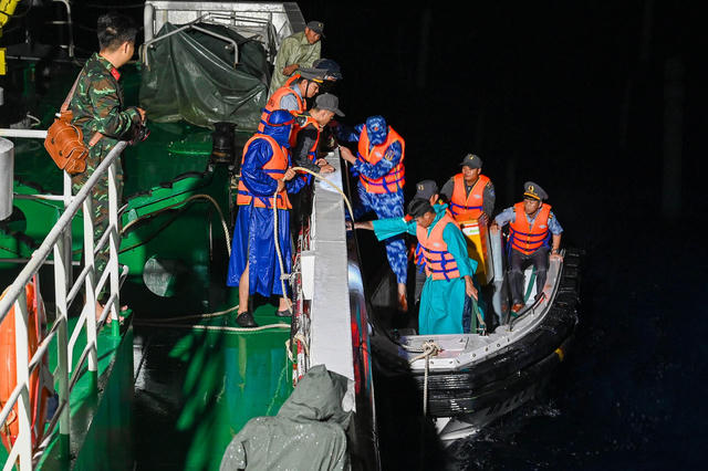 Vượt sóng gió đưa hòm phiếu ra biển Vượt sóng gió đưa hòm phiếu ra biển