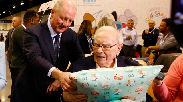 Berkshire Hathaway quý IV/2025: Mảng bảo hiểm suy yếu kéo lợi nhuận đi xuống, lượng tiền mặt giảm