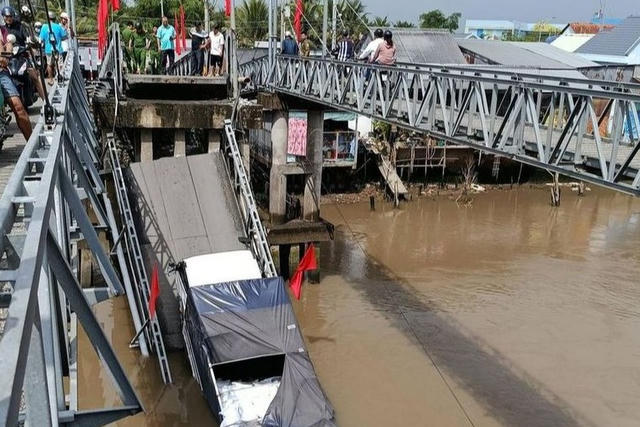Sập cầu ở Cần Thơ, một xe tải chở gạo rơi xuống sông Sập cầu ở Cần Thơ, một xe tải chở gạo rơi xuống sông