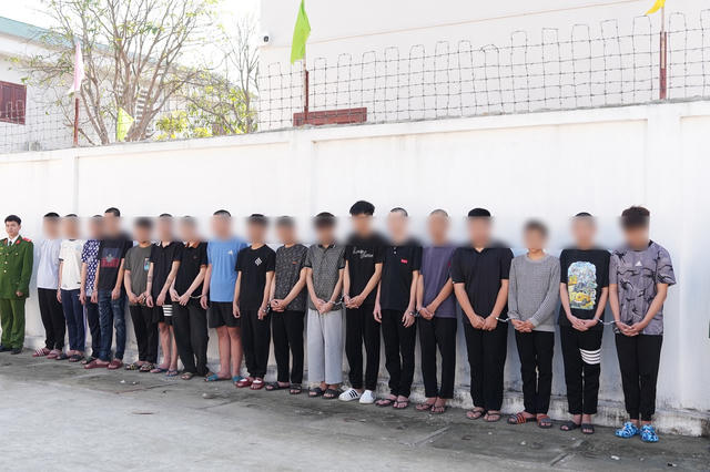 Tạm giữ 9/18 thanh thiếu niên mang dao, chai bia 'diễu hành' trên phố lúc rạng sáng