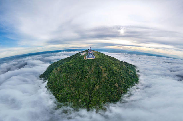 Người dân tìm về núi Bà Đen cầu tài lộc và đón ‘linh khí’ dịp rằm Tháng Giêng