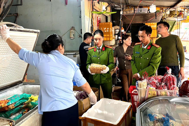 Phát hiện, thu giữ khoảng 4 tấn thực phẩm không rõ nguồn gốc tại Thanh Hóa Phát hiện, thu giữ khoảng 4 tấn thực phẩm không rõ nguồn gốc tại Thanh Hóa