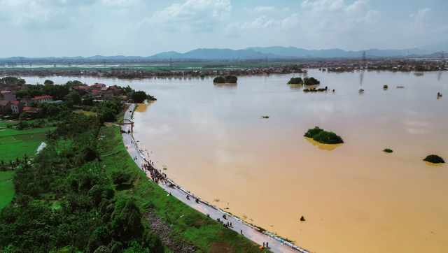 Hạn chế giao thông đường thủy trên sông Cầu để xử lý sạt lở khẩn cấp