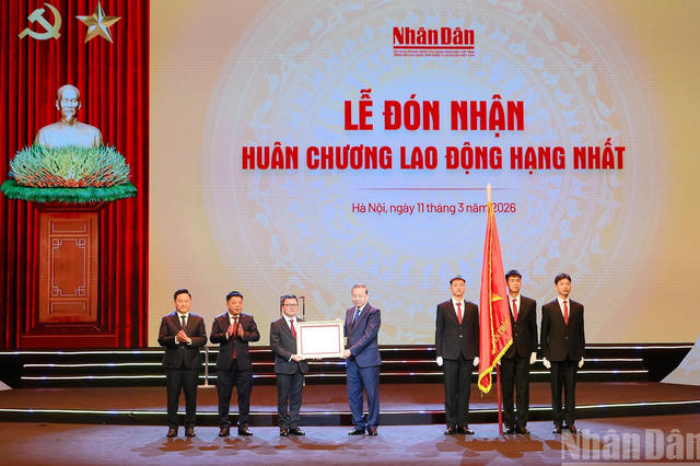 Tổng Bí thư trao Huân chương Lao động hạng Nhất cho Báo Nhân Dân