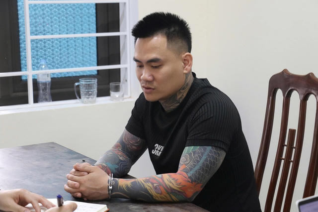 Tạm giữ kẻ chém người trong quán cà phê bị thương rồi bỏ trốn