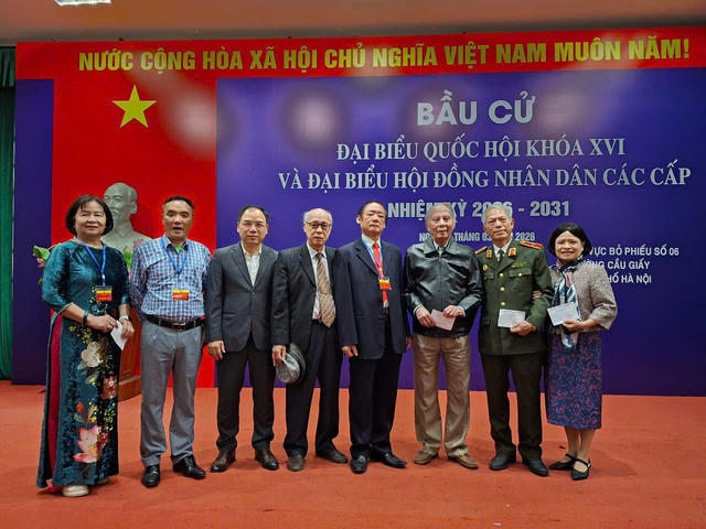 Cử tri Hà Nội hân hoan trong ngày bầu cử 