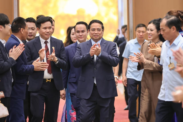 Thủ tướng: Doanh nghiệp là trung tâm, là chủ thể trong thực hiện mục tiêu tăng trưởng từ 10% trở lên Thủ tướng: Doanh nghiệp là trung tâm, là chủ thể trong thực hiện mục tiêu tăng trưởng từ 10% trở lên