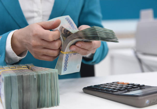 Lãi suất ngân hàng tăng vọt: Nơi tặng thêm 2%, chỗ vượt 9%/năm 