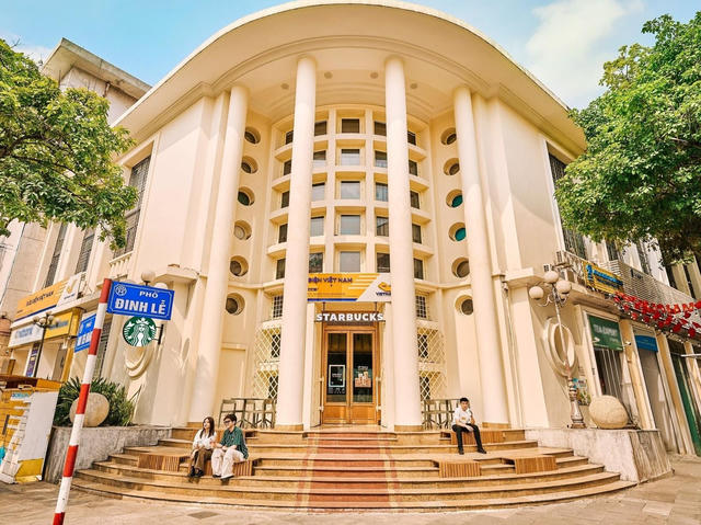 Từ kho bãi đến 'đất vàng' thương mại: Ngành bưu điện hái ra tiền nhờ đa dạng hóa nguồn thu Từ kho bãi đến 'đất vàng' thương mại: Ngành bưu điện hái ra tiền nhờ đa dạng hóa nguồn thu