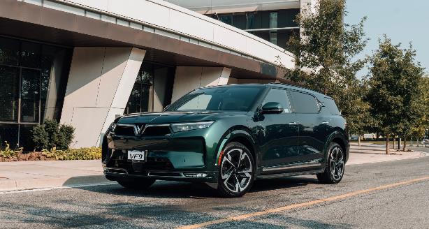 Cân bằng giữa sức mạnh và sự êm ái: Lý do VinFast VF 9 chinh phục khách hàng doanh nhân Cân bằng giữa sức mạnh và sự êm ái: Lý do VinFast VF 9 chinh phục khách hàng doanh nhân