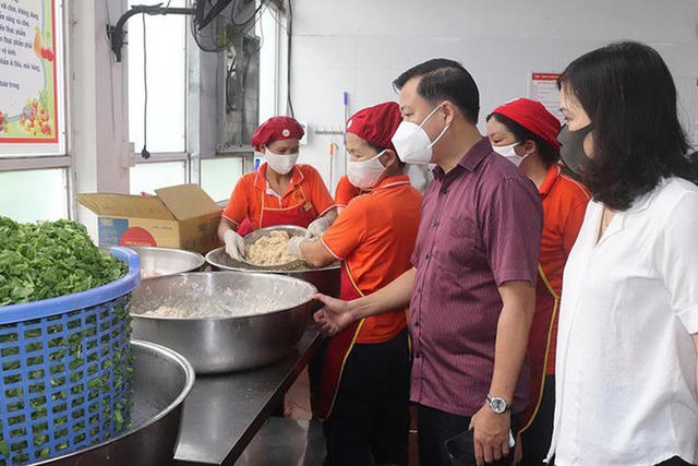'Siết' kiểm tra bếp ăn tập thể sau vụ 300 tấn lợn bệnh bị 'tuồn' vào trường học ở Hà Nội