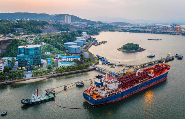 Cảng dầu B12 được phép tiếp nhận tàu đến 48.000 DWT