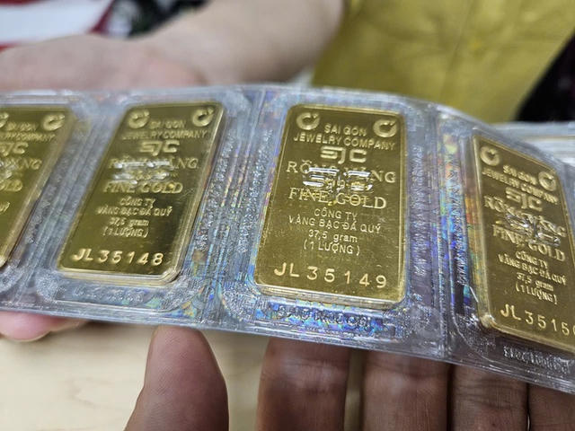 Giá vàng ngày 11/4: Vàng thế giới giảm nhẹ, vàng trong nước 'bốc hơi' 300.000 đồng/lượng